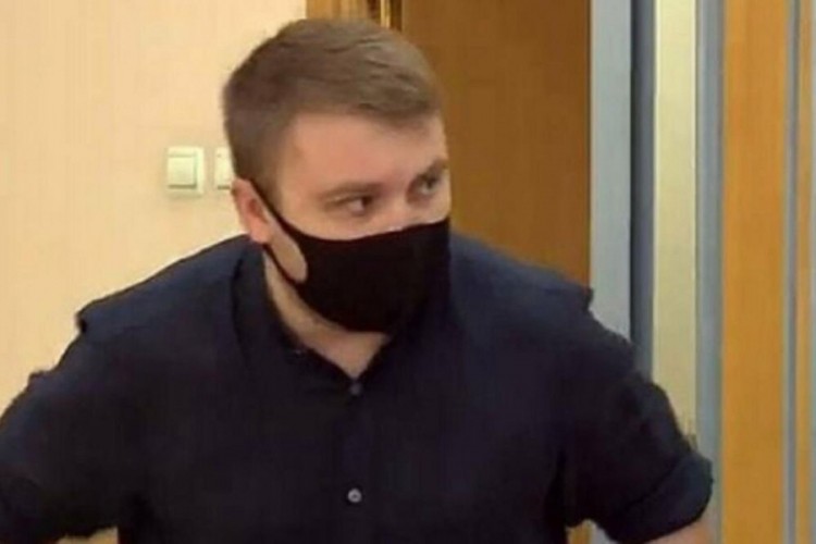 Greškom banke postao milioner pa kupio četiri stana i luksuzne automobile