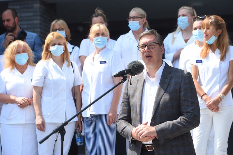 Vučić: Molim lekare da donesu odluku o trećoj vakcini
