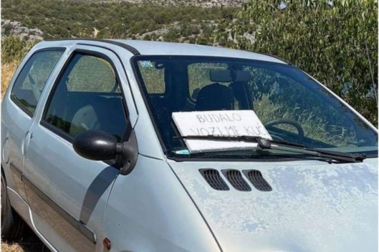 Fotografija automobila iz Dalmacije postala hit zbog natpisa
