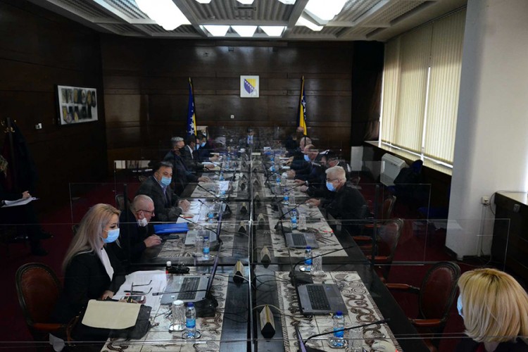 Vlada FBiH produžila epidemiološke mjere za još 14 dana