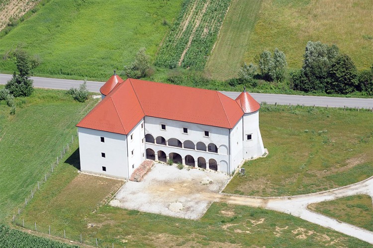 Radnike zatrpala zemlja tokom sanacije dvorca u Hrvatskoj
