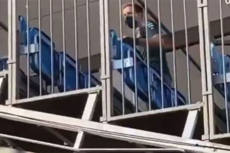 Fetel nakon trke kupio smeće koje su ostavili navijači