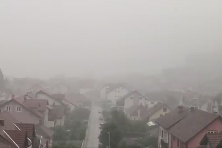 Potopljen centar Ivanjice, voda odnijela seoske puteve