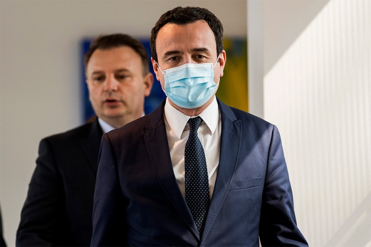 Kurti: Dao sam Vučiću tri knjige, dobio tri uvrede