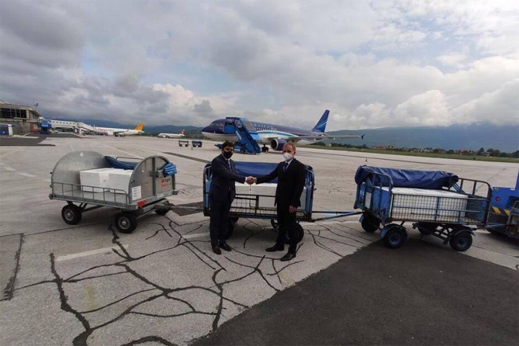 Na sarajevski aerodrom stiglo 40.000 doza astrazenece iz Azerbejdžana