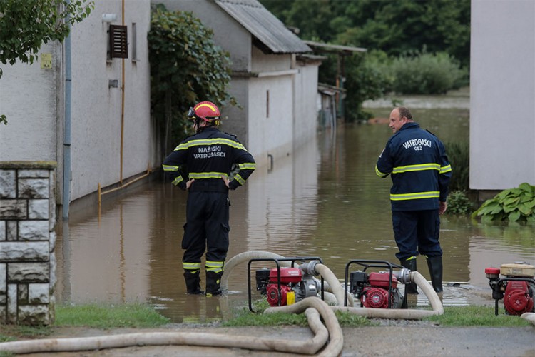Poplave u Slavoniji: Pod vodom kuće, putevi i automobili