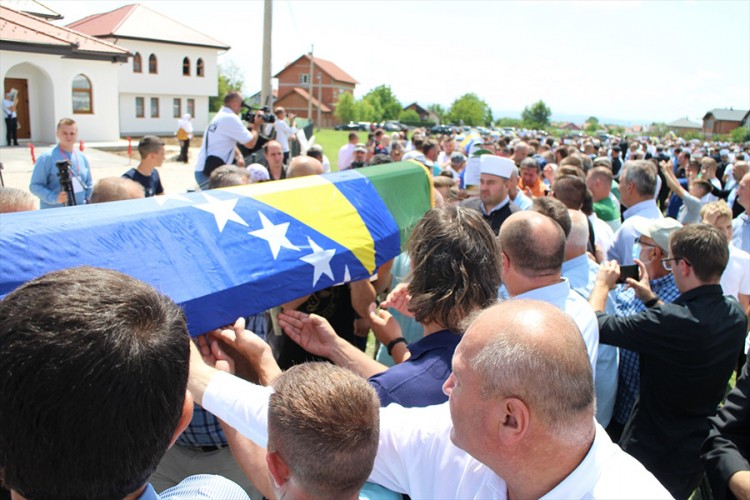 Kolektivna dženaza za 12 žrtava rata
