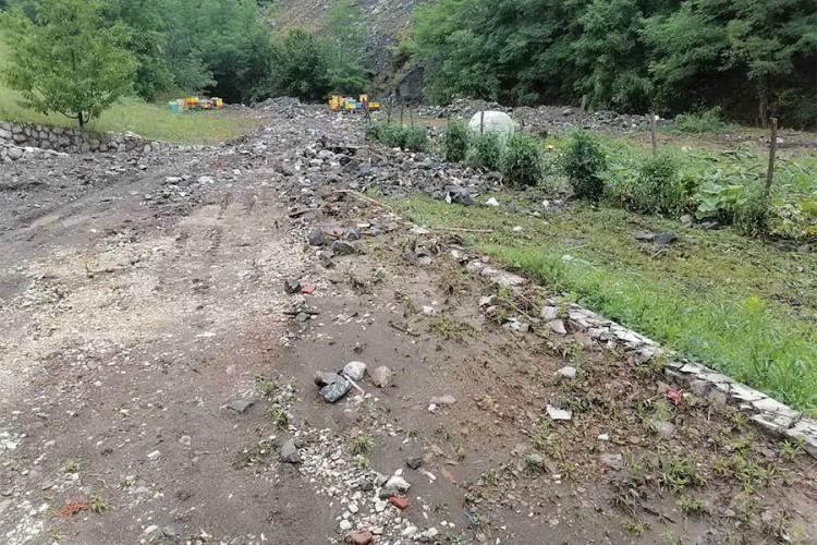 U toku sanacija i sumiranje štete nakon poplave, u kućama i voda i zemlja
