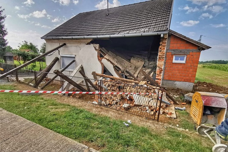 Urušila se kuća i zatrpala čovjeka