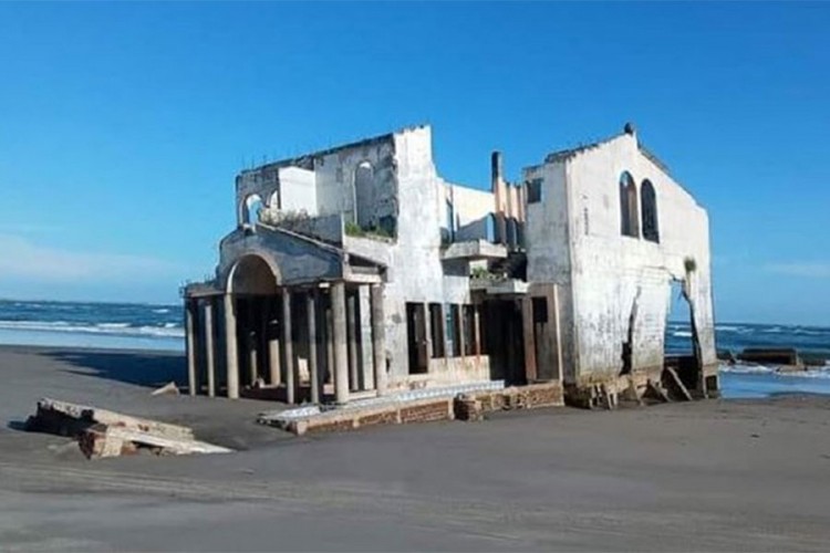 Misteriozna napuštena vila nasukala se na plažu (Video)