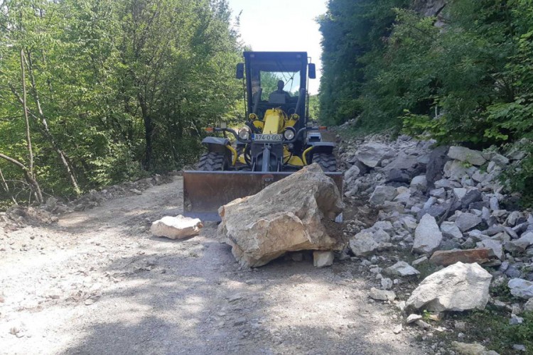 Mještani Kozice sami sakupljaju novac da bi sanirali put užasa