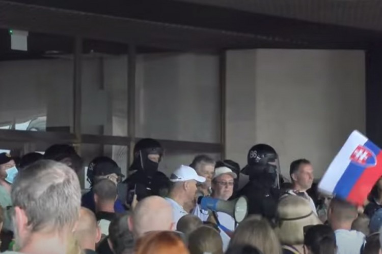 Haos na protestima u Slovačkoj, ispaljen suzavac, povrijeđena policajka