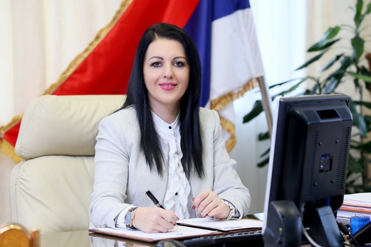 Davidović: Besplatni udžbenici odlikašima u porodicama sa četvoro i više djece