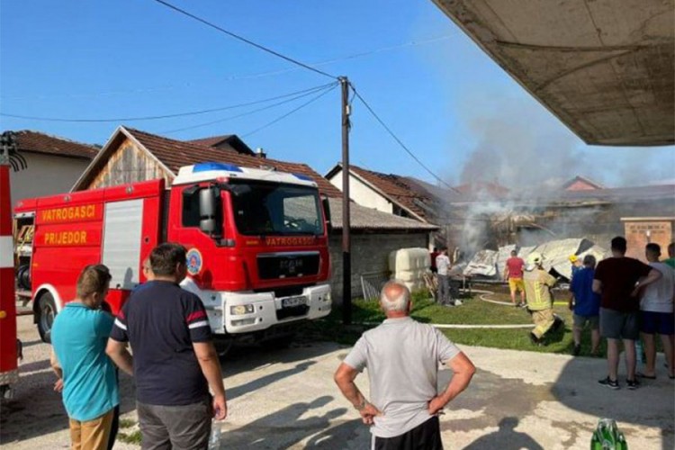 Nevolja spaja ljude: Sanski i prijedorski vatrogasci skupa protiv vatre