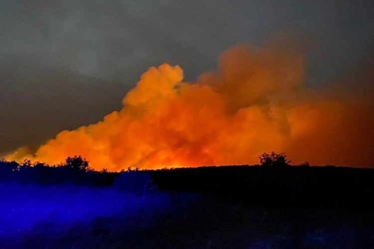 Veliki požar kod Šibenika, gase ga kanaderi