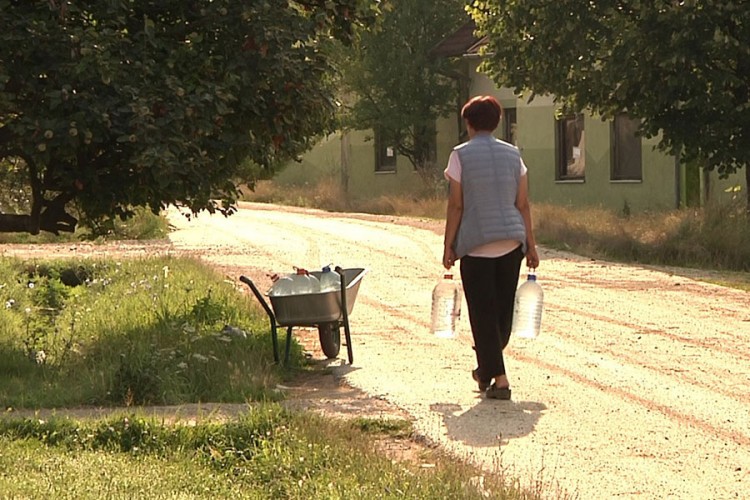 Ni traga rješenju problema vodosnabdijevanja: Bez vode odrasta i šestoro djece