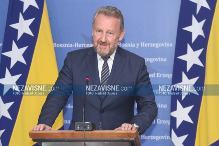 Izetbegović: Ne treba dolijevati ulje na vatru, na političarima je da spriječe sukobe