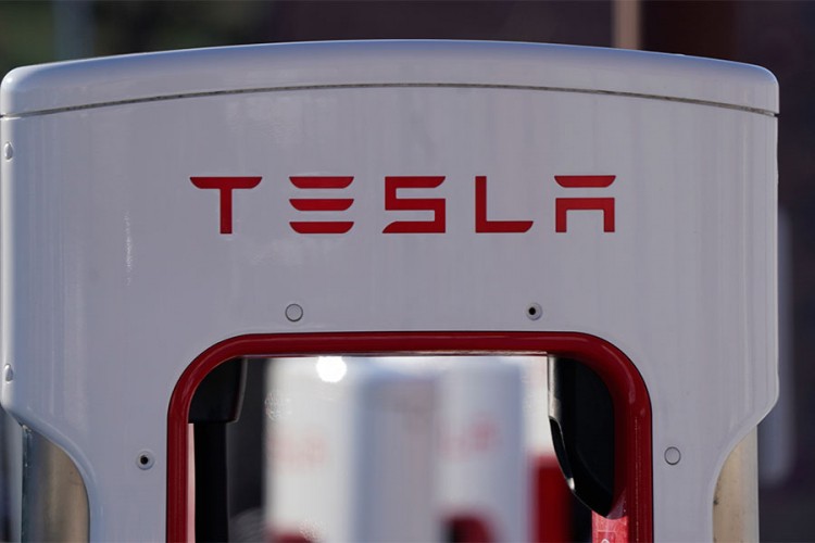 "Tesla" zaradila 10 puta više nego 2020 godine, premašila milijardu dolara neto profita