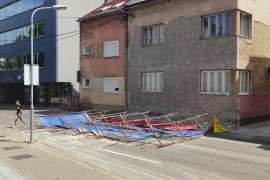 Jak vjetar srušio skelu u banjalučkoj ulici