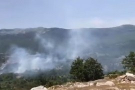 Vatrogasci brane kuće od požara u Crvenicama kod Gacka