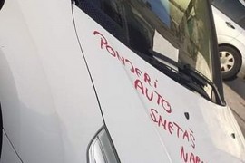 Nepropisno parkirao pa dobio urnebesnu poruku ispisanu karminom