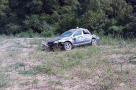 Maloljetnik ukradenim taksijem sletio s puta
