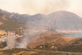 Požar u Sutomoru, gašenje otežava vjetar