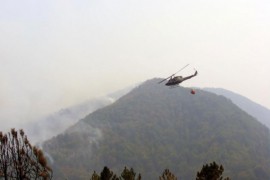 Helikopter gasi požar u okolini Bileće