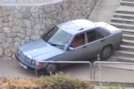 Mercedesom se zaglavio na stepenicama