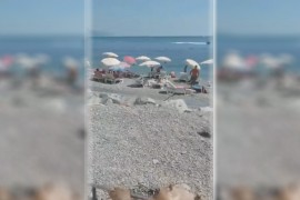 Okreću jagnje na plaži Jaz kod Budve