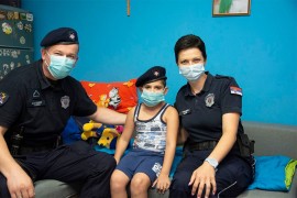 Bolesni dječak imao skromnu želju, a onda su mu policajci pokucali na ...