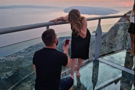 Romantika na Biokovu, zaprosio djevojku na nebeskoj šetnici
