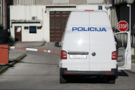 Pobjegao iz policijskog kombija sa lisicama na rukama