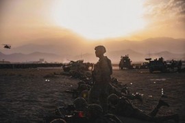 Iz Kabula evakuiše izbjeglice i diplomate, a u Kandahar dovozi talibane