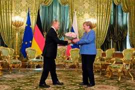 Putin poklonio buket cvijeća Angeli Merkel