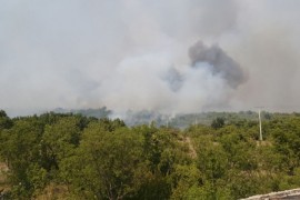 Požar se primakao kućama u selu Zupci