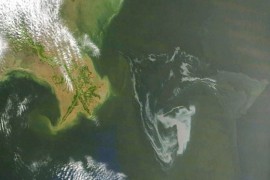 Izlila se nafta, ogromna mrlja se širi obalom