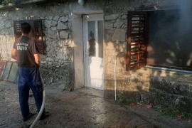 Vodenim šmrkom se branili od napadača s testerom
