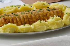 Mesna štruca sa kulenom, šunkom i krastavcima