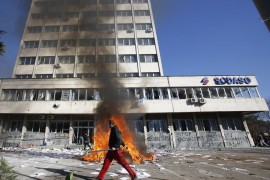 Vlada obnavlja svoje sjedište zapaljeno tokom protesta