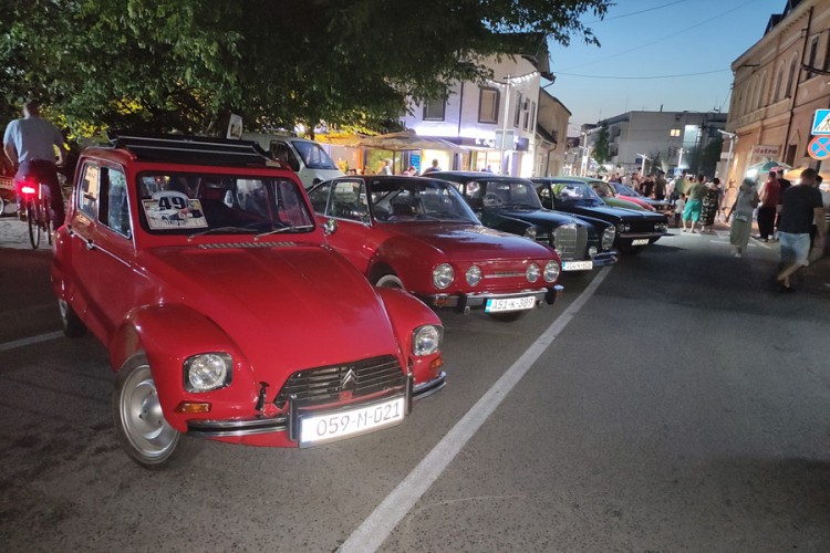 Oldtajmeri prodefilovali Sanskim Mostom