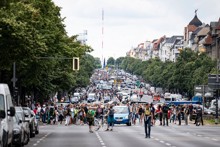 Muškarac preminuo nakon privođenja tokom protesta