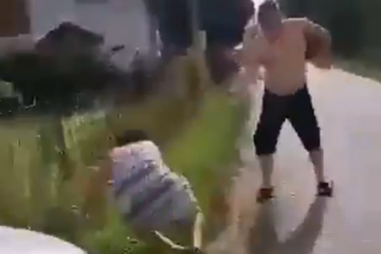 Užas kod Gračanice: Metalnom šipkom udarao ženu koja je branila kćerku