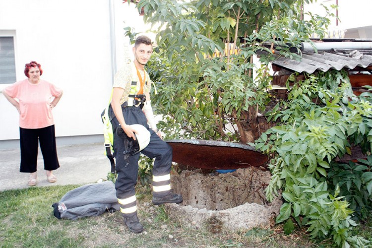 Vatrogasci izvukli muškarca iz 15 metara dubokog bunara