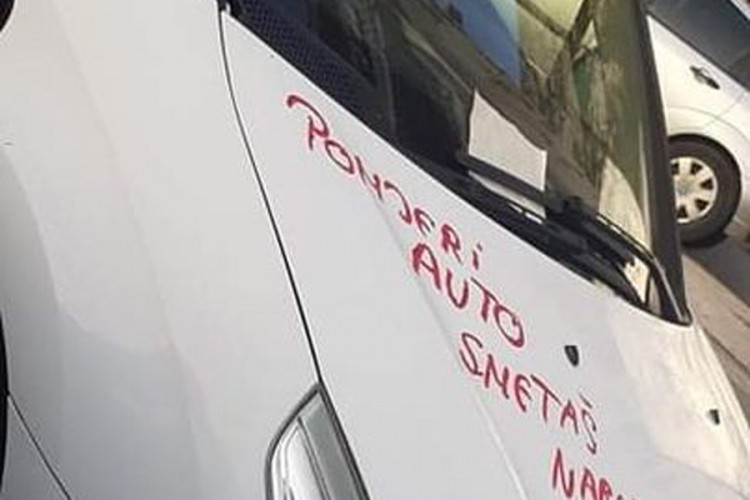Nepropisno parkirao pa dobio urnebesnu poruku ispisanu karminom