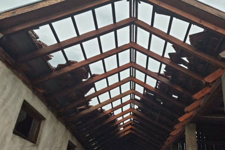 Olujno nevrijeme zahvatilo i Prnjavor: Vjetar čupao stabla i krovove sa kuća