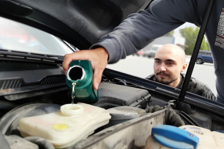 Savjeti kako provjeriti i dopuniti motorno ulje