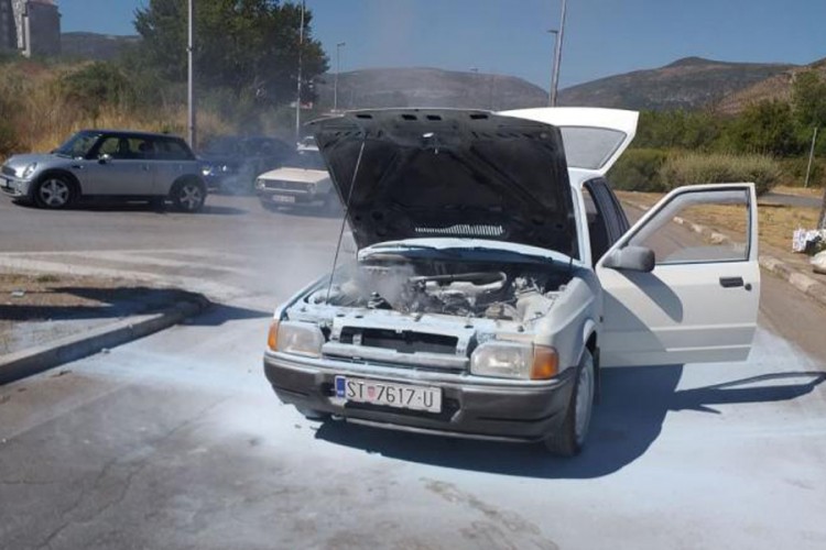 Ford se zapalio tokom vožnje