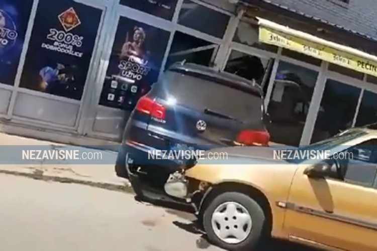 Sudar dva auta i autobusa u Banjaluci, VW završio u kafiću