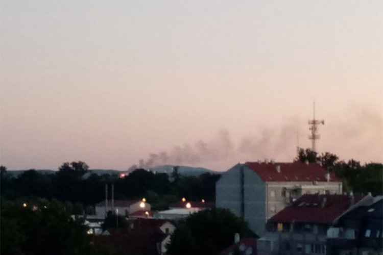 Požar u Pančevu, dim se širi iznad grada